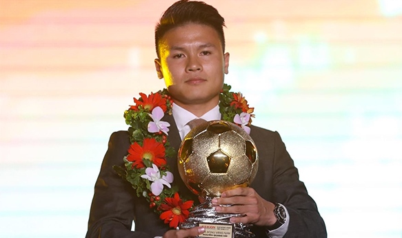 quang hai noi gi sau khi nhan qbv viet nam 2018? hinh anh 1