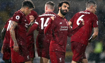 Salah hóa 'ông già Noel', Liverpool xây chắc ngôi đầu
