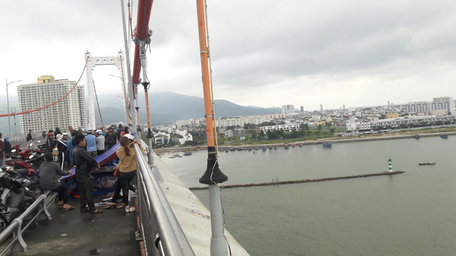 Thông báo trước cho mẹ ruột, người đàn ông đã có vợ và 3 con nhỏ nhảy cầu Thuận Phước tự tử - Ảnh 3.