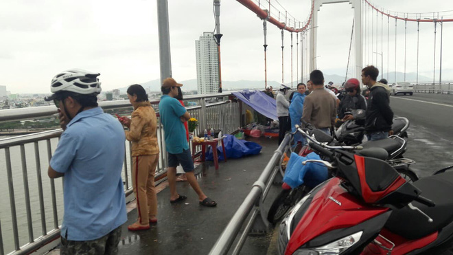 Thông báo trước cho mẹ ruột, người đàn ông đã có vợ và 3 con nhỏ nhảy cầu Thuận Phước tự tử - Ảnh 2.