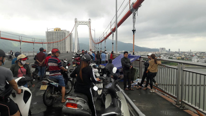Thông báo trước cho mẹ ruột, người đàn ông đã có vợ và 3 con nhỏ nhảy cầu Thuận Phước tự tử - Ảnh 4.