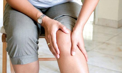 Uống sữa hàng ngày nhưng BS nói đầu gối của bệnh nhân sắp 'chết' vì loạt thói quen tai hại