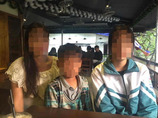   2 chị em H và mẹ.  