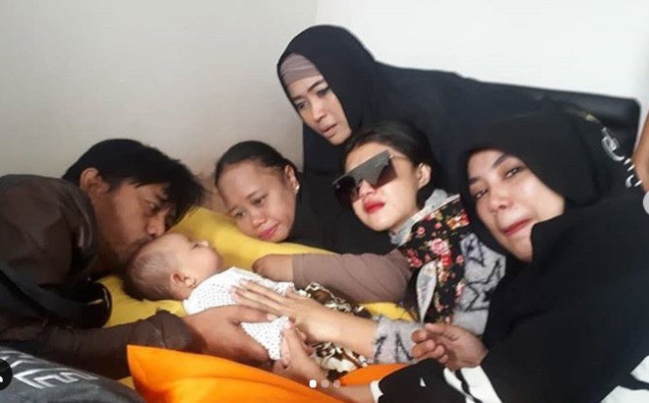 Sự kiện - Thảm họa sóng thần: 4 người trong gia đình nam diễn viên Indonesia thiệt mạng (Hình 2).