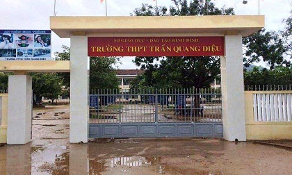 Bị nhắc chơi điện thoại, nam sinh đánh thầy giáo bị thương