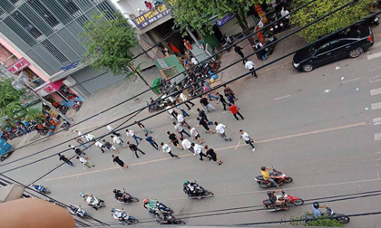 Hai nhóm giang hồ hỗn chiến kinh hoàng trên đường phố Sài Gòn, dân nháo nhào tìm chỗ trú thân