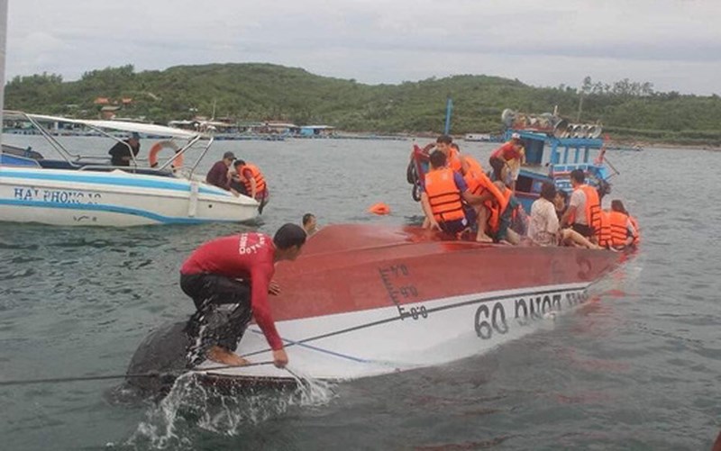 Lật tàu du lịch trên vịnh Nha Trang, 2 người chết - ảnh 1