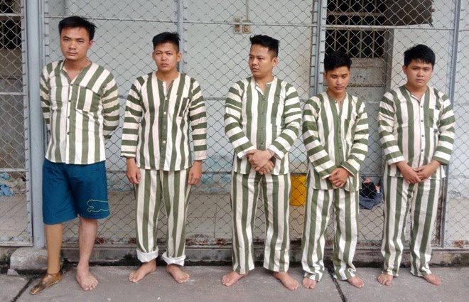 Nhom thanh nien o Sai Gon bat coc nguoi thua ca do bong da hinh anh 1