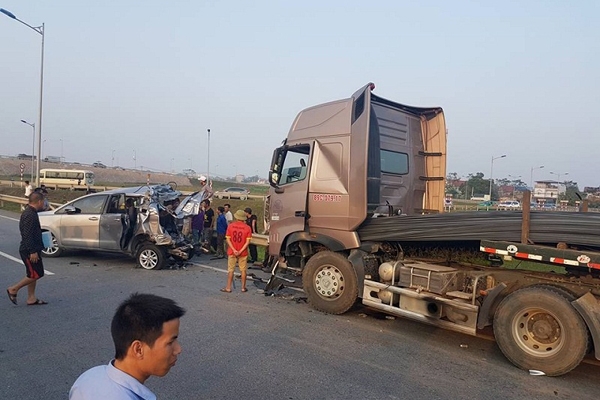 vu lui xe tren cao toc: dat tien bao linh, lai xe container co duoc tai ngoai? hinh anh 2
