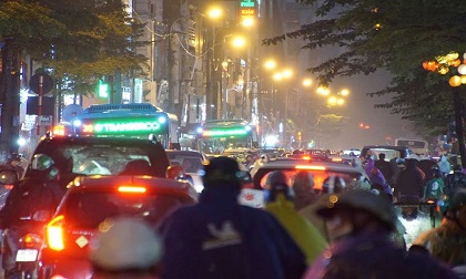 Tê liệt trong mưa rét, nhích từng mét chào Hà Nội về quê 4 ngày