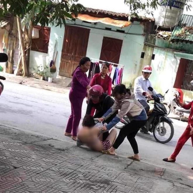 hai me con cung nhau danh ghen, lot do nhan tinh con re : “thuong no, ai thuong con toi” - 1
