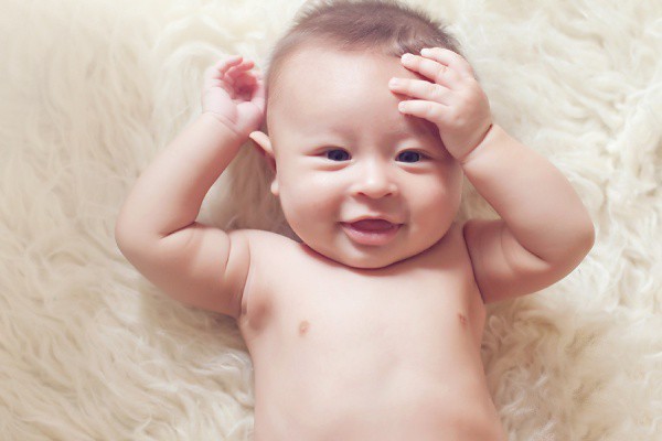 Trẻ sơ sinh tỉnh dậy mà làm 4 hành động sau chứng tỏ bé sở hữu trí tuệ vượt trội - Ảnh 1.