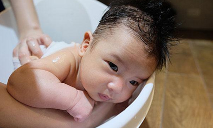 Bé gái tử vong khi đang tắm: Tắm cho trẻ vào mùa đông cần tránh 5 sai lầm này