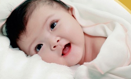 Trẻ sơ sinh tỉnh dậy mà làm 4 hành động sau chứng tỏ bé sở hữu trí tuệ vượt trội