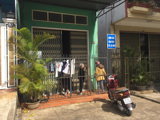 Vợ chồng hiếm muộn vật vã bên con 2 tuổi tử vong bất thường khi gửi nhà trẻ - Ảnh 1.