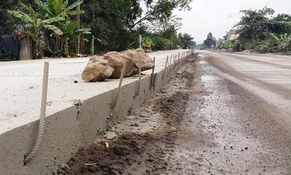 Ớn lạnh những thanh sắt đâm ngang “bẫy” người đi đường