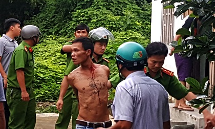 Khống chế, tạm giữ một “ngáo đá” ôm bình gas cố thủ trong nhà