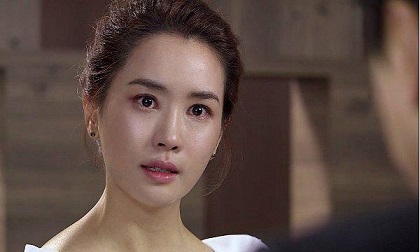 Chồng 'bồi dưỡng tay nghề' cho nhân viên trẻ trong quán cà phê chòi