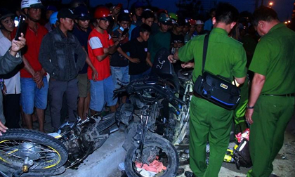 Tai nạn kinh hoàng tại Long An: Bó nhang bên đường và lời khóc nghẹn 'Về nhà con trai ơi'