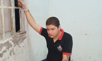 Hai tên cướp điện thoại của nữ bác sĩ bị bắt vì ngã xe máy