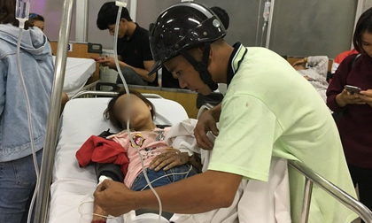 Tình người giữa đau thương: Anh xe ôm ở Long An bỏ hết công việc, bồng bế từng nạn nhân lên xe cấp cứu vào bệnh viện