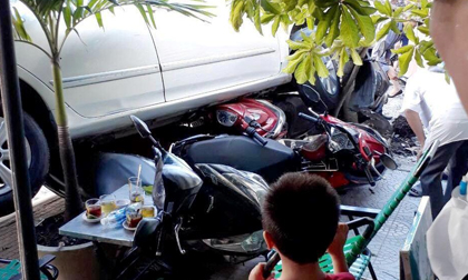 Nữ tài xế lùi ô tô như “tên bắn” qua đường, 4 xe máy bị cuốn vào gầm