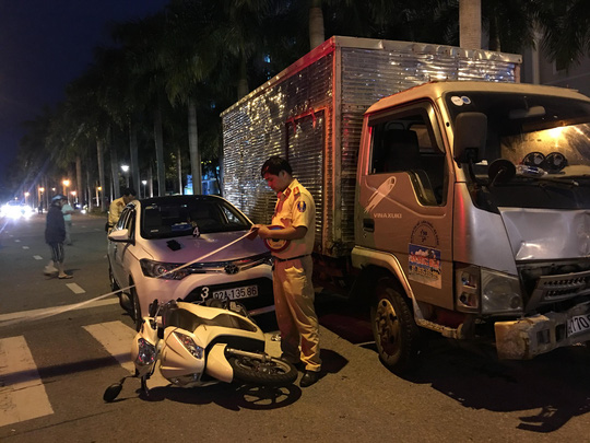 Xe tải tông văng 2 xe ô tô và 1 xe máy đang dừng đèn đỏ - 1