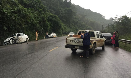 4 ô tô đâm liên hoàn trên quốc lộ, nhiều người bị thương
