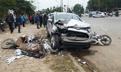 Hà Nội: Xe Ford đâm taxi, 3 xe máy, ít nhất 2 người tử vong