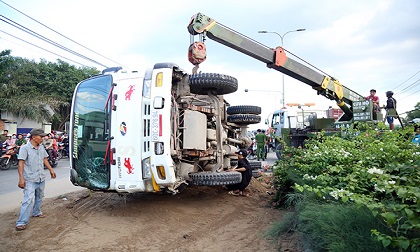 Xe ben chở cát lật đè chết người đi đường ở Sài Gòn