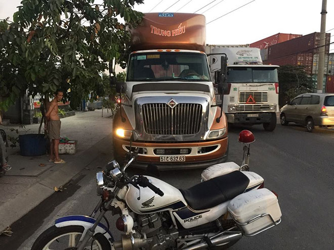 Chạy sát lề đường, người đàn ông vẫn chết tức tưởi dưới bánh xe container - 2