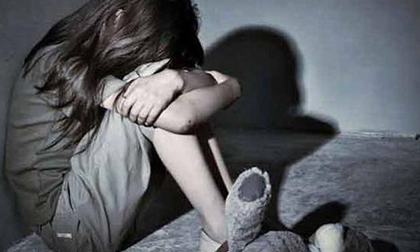 'Con bị bắt ngủ với bố', dòng chữ bé gái gửi cô giáo tiết lộ bí mật kinh hoàng