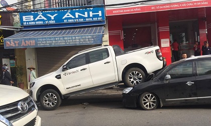 Phát hoảng với hiện trường vụ tai nạn ô tô bán tải “ngồi” trên “xế hộp”