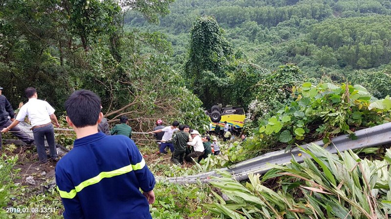Xe khách rơi trên đèo Hải Vân, 21 sinh viên bị nạn - ảnh 2