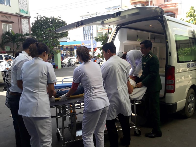 Xe khách rơi trên đèo Hải Vân, 21 sinh viên bị nạn - ảnh 6