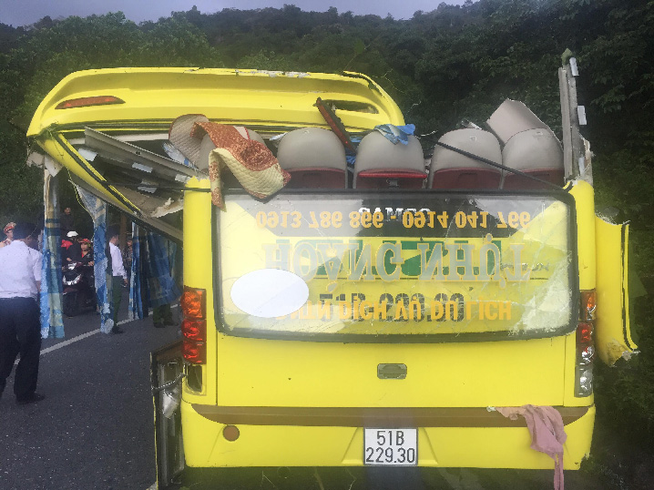 toan canh xe khach bien dang duoc cau len tu vuc sau o deo hai van hinh anh 6