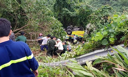 Xe khách rơi trên đèo Hải Vân, 21 sinh viên bị nạn