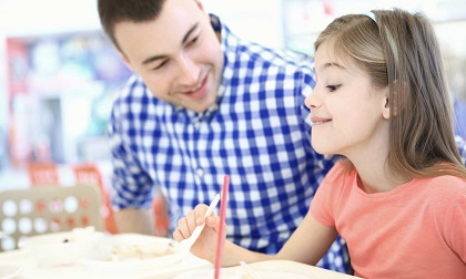 Làm thế nào để con thích tâm sự, chia sẻ với cha mẹ?