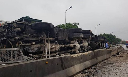 Tài xế buồn ngủ, xe đầu kéo cày nát dải phân cách, lật giữa QL1A
