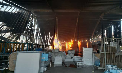 Cháy lớn tại công ty gỗ, đứng xa hơn 10km vẫn thấy khói lửa bốc cao