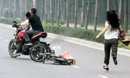 Băng cướp táo tợn chích roi điện vào cô gái trẻ rồi cướp xe ở Sài Gòn