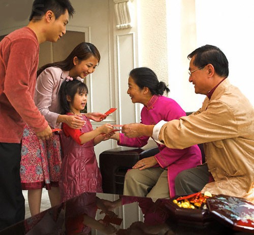 Câu hỏi biếu Tết nhà chồng bao nhiêu là đủ gây tranh cãi: Người tốn hàng chục triệu, người 0 đồng, còn xin thêm - Ảnh 1.
