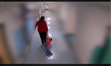 Sa thải cô giáo kéo lê học sinh mắc chứng tự kỷ