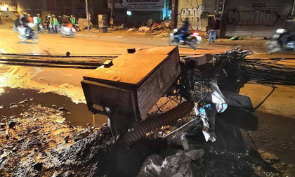 Hà Nội: Kinh hoàng xe bồn kéo đổ hàng loạt cột điện rồi bỏ chạy, khiến nhiều hộ dân mất điện