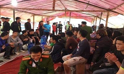 62 con bạc bị tóm tại sới xóc đĩa trên lán tre