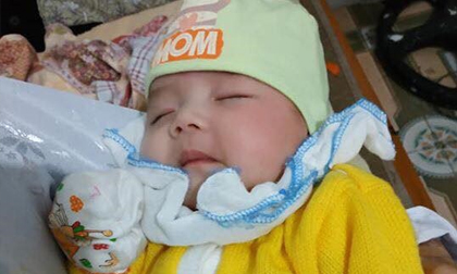 Hà Nam: Bé gái hơn 2 tháng tuổi bị bỏ rơi bên vệ đường lúc chập tối cùng lời nhắn của mẹ