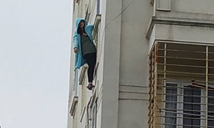 Hà Nội: Cô gái trẻ đánh đu trên lan can tầng 3, liên mồm hô “gọi cảnh sát giúp”
