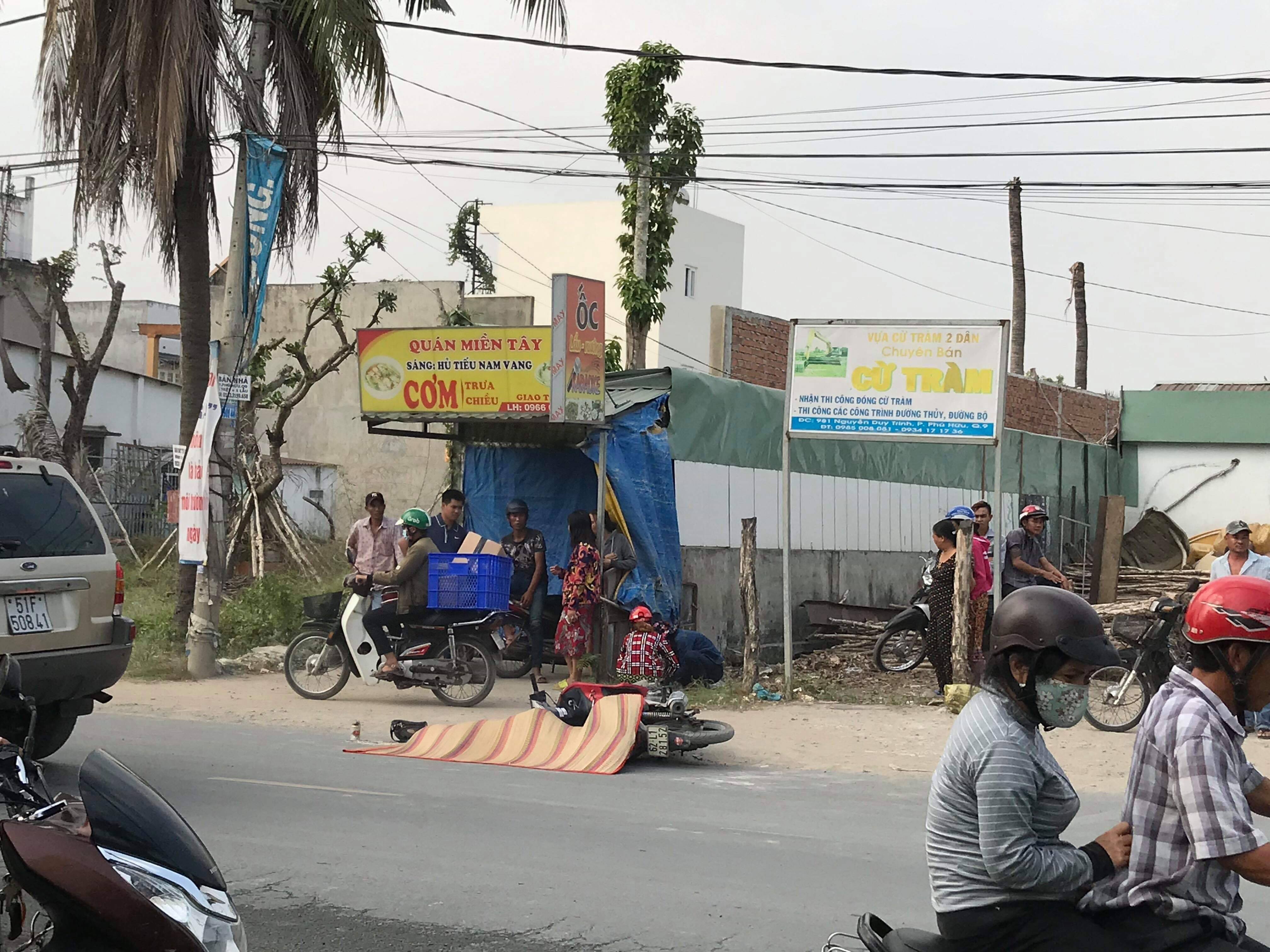 dan truy duoi, chan xe container can chet nam thanh nien hinh anh 1