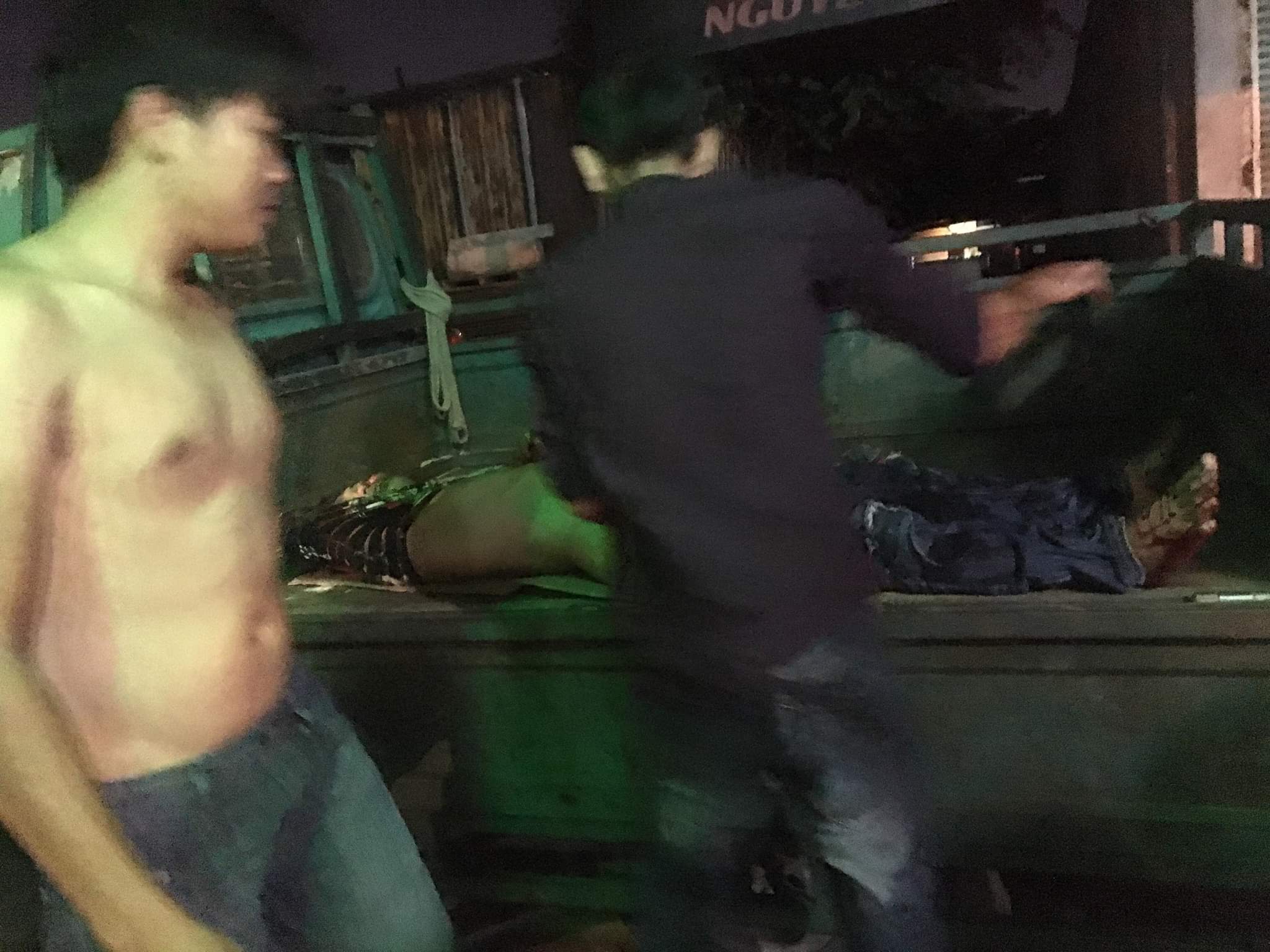 tphcm: nhom giang ho truy sat, 4 thanh nien nguy kich tai phong tro hinh anh 2
