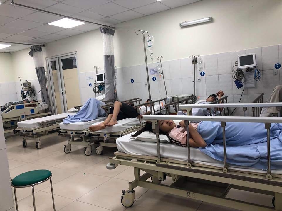 20 thuc khach nhap vien nghi ngo doc, to cao nha hang co thai do vo trach nhiem - 1